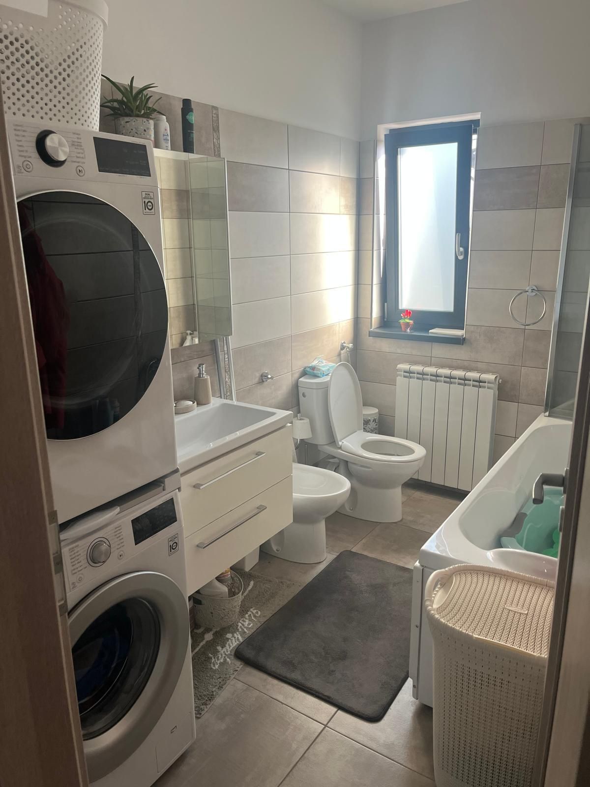 Baia principală cu cadă și zonă de spălătorie