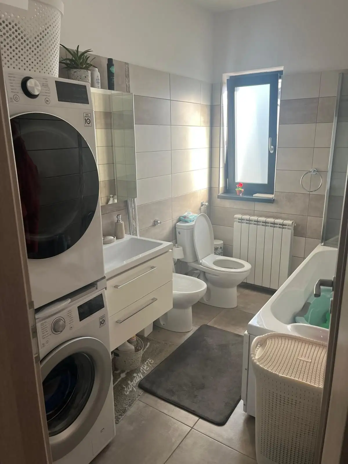 Baia principală cu cadă și zonă de spălătorie