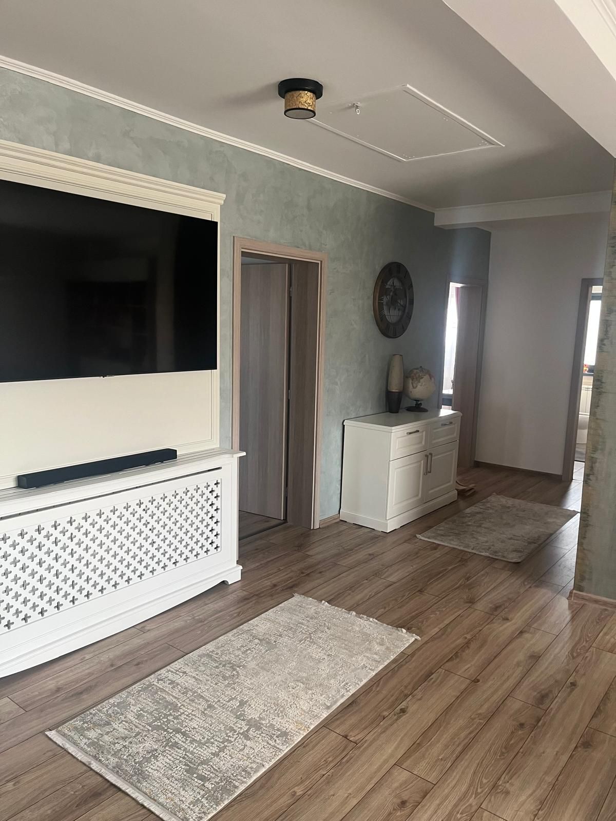 Living mobilat complet, cu televizor și mobilier