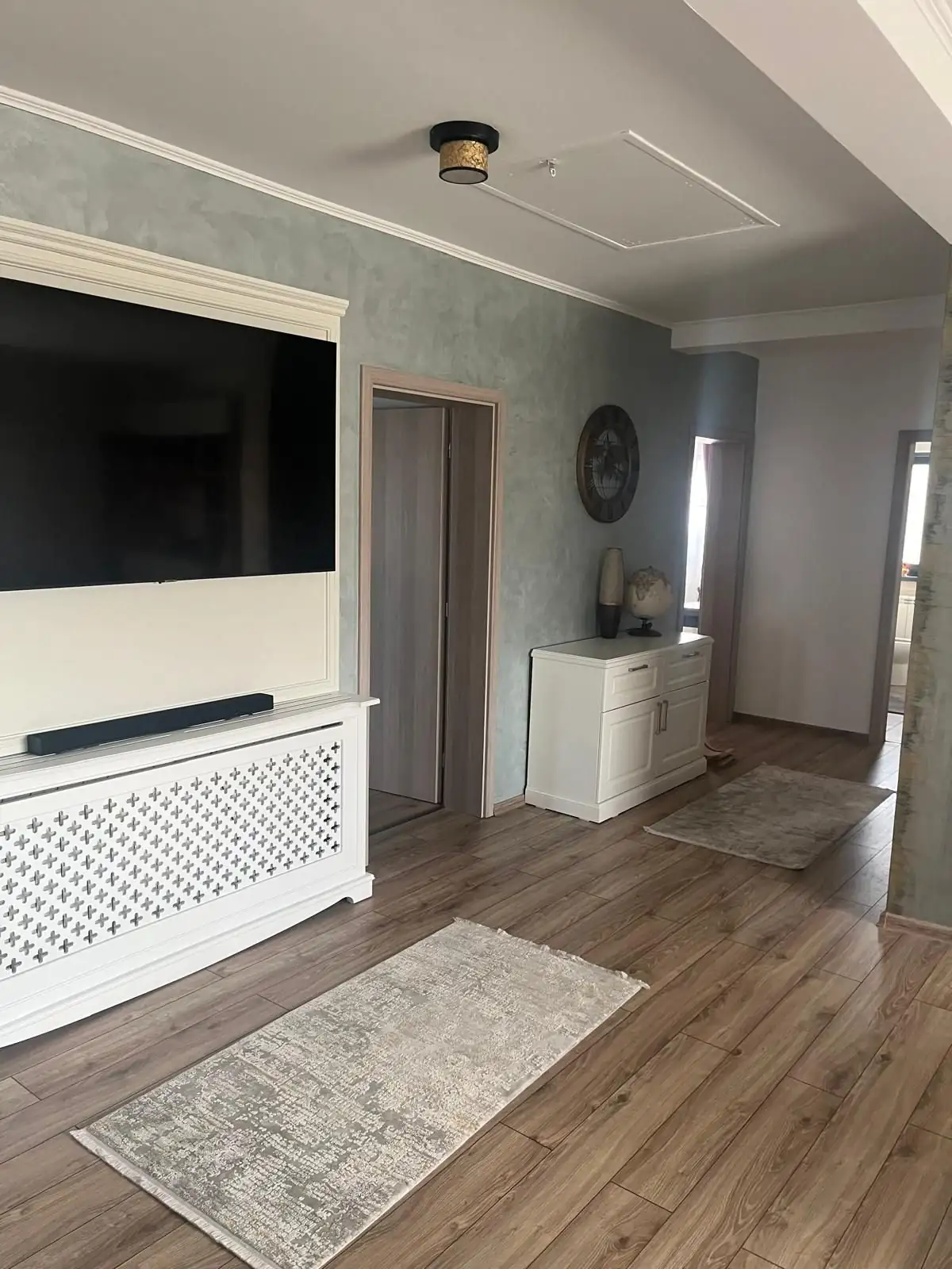 Living mobilat complet, cu televizor și mobilier