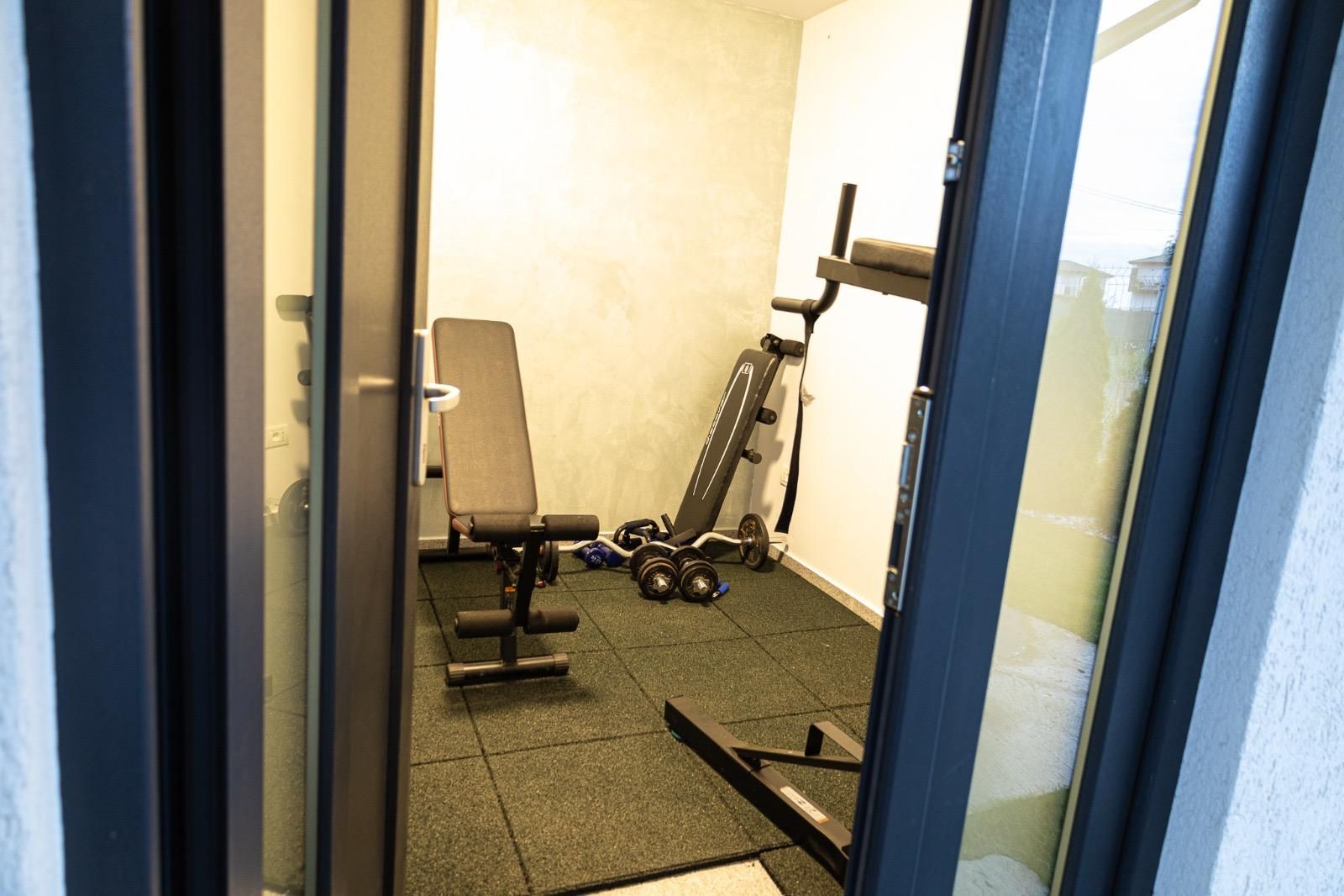 Camera amenajată ca sală de fitness