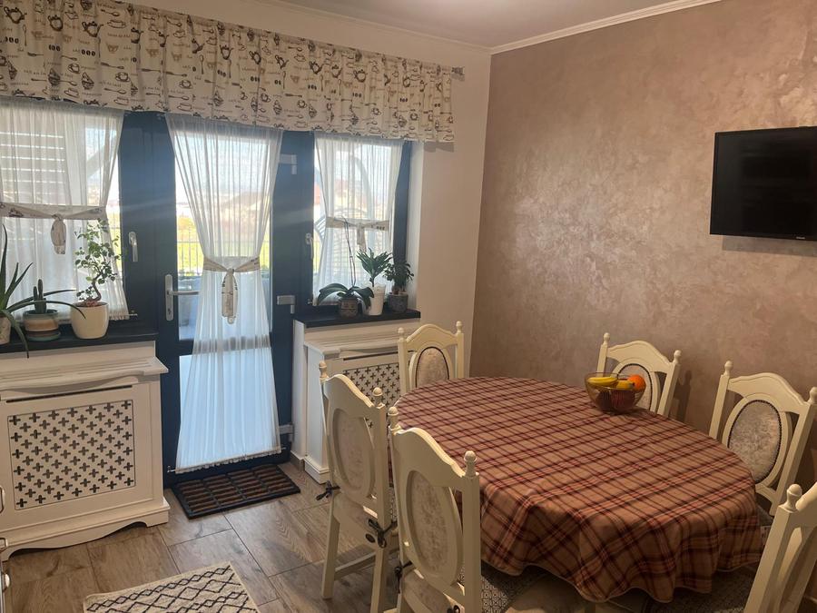 Zona de luat masa cu ieșire spre terasă