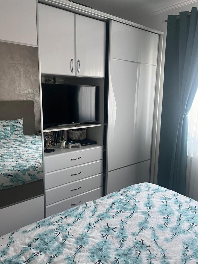 Dormitor cu dressing și televizor